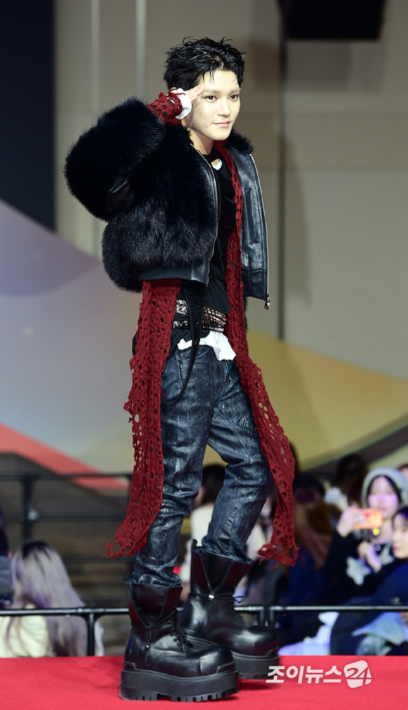 NCT 태용이 25일 오후 인천광역시 중구 운서동 인스파이어 아레나에서 열린 '2025 SBS 가요대전' 레드카펫 행사에 참석하고 있다.&nbsp;