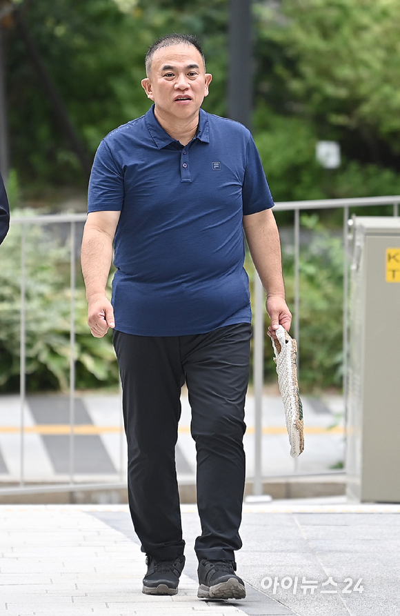 공천개입 의혹을 받는 명태균씨가 31일 오전 서울 종로구에 마련된 김건희 특검팀(특별검사 민중기) 사무실로 조사를 받기 위해 출석하고 있다. [사진=곽영래 기자]