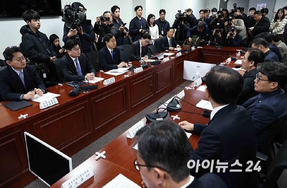 구윤철 부총리 겸 재정경제부 장관이 6일 오전 서울 여의도 국회 의원회관에서 중동 상황 관련 경제분야 대응방향을 주제로 열린 재정경제위원회 제5차 당정실무협의회에서 모두발언을 하고 있다. [사진=곽영래 기자]