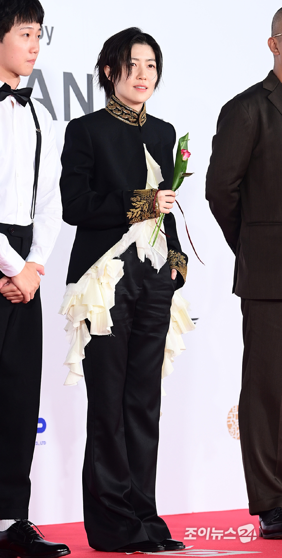 배우 심은경이 17일 오후 부산광역시 해운대구 영화의 전당에서 열린 제30회 부산국제영화제 개막식 레드카펫 행사에 참석하고 있다. [사진=정소희 기자]