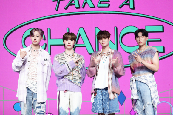 그룹 AB6IX(에이비식스)가  6번째 미니 앨범 'TAKE A CHANCE'(테이크 어 찬스) 발매 기념 온라인 쇼케이스에서 포즈를 취하고 있다. [사진=브랜뉴뮤직]