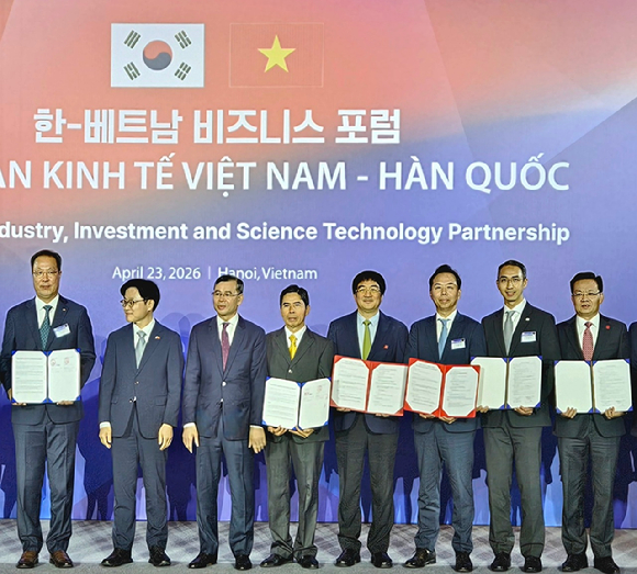 23일 남양유업이 베트남 유통 대기업 '푸 타이 홀딩스'와 3년간 700억 원 규모의 K-분유 기반 K-푸드 산업협력 위한 전략적 업무협약(MOU) 체결했다. (오른쪽부터) 찐 비엣 흥 푸 타이 홀딩스 비즈니스 디벨롭먼트 디렉터, 김승언 남양유업 대표집행임원(사장), 이동춘 한앤컴퍼니 부사장, 팜 딘 도안 푸 타이 홀딩스 회장. [사진=남양유업]