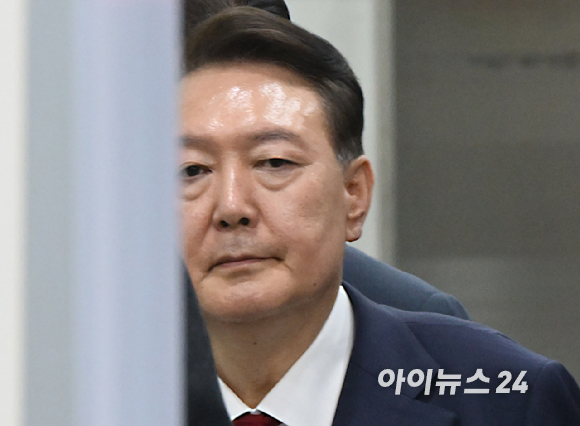 12.3 비상계엄 사태 관련 내란 혐의를 받는 윤석열 전 대통령이 9일 서울 서초구 서울중앙지방법원에서 구속 전 피의자 심문(영장실질심사)을 마치고 대기 장소인 서울구치소로 이동하고 있다. [사진=사진공동취재단]