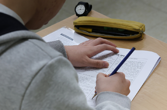 2024학년도 대학수학능력시험(수능시험)이 16일 전국 84개 시험지구 1,279개 시험장에서 일제히 열린 가운데 서울 용산구 용산고등학교(제15시험지구 제7시험장)에서 수험생들이 마지막 점검을 하고 있다. [사진=사진공동취재단]