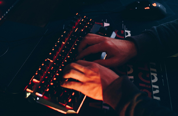 성형외과 시술이 맘에 안 든다는 이유로 인터넷 커뮤니티에 의사를 '똥손'이라고 표현하고 다른 회원들에게 병원명을 알려준 50대에게 벌금형의 집행유예가 선고됐다. 본 기사와 무관한 이미지. [사진=픽셀스]