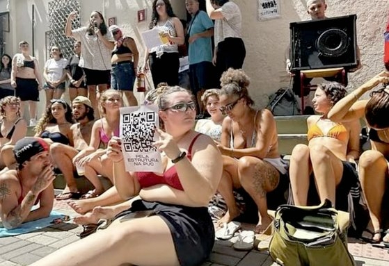 브라질 중남부 지역에서 체감온도가 섭씨 60℃에 육박하는 폭염이 계속되는 가운데 상파울루 대학생들이 에어컨 없는 열악한 강의실에 저항하며 비키니 시위를 벌였다. [사진=인스타그램 캡처]