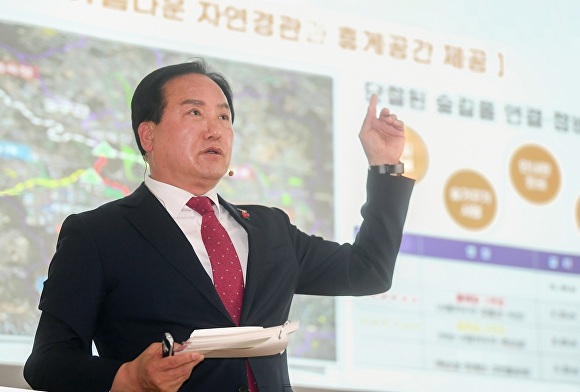 이권재 오산시장이 기자회견을 하고 있다. [사진=오산시]