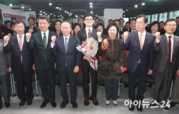 한동훈(가운데) 국민의힘 비상대책위원장과 윤재옥(왼쪽 세 번째) 당대표 권한대행 등 참석자들이 지난 26일 국민의힘 중앙당사에서 열린 취임식에서 기념촬영을 하고 있다. [사진=곽영래 기자]