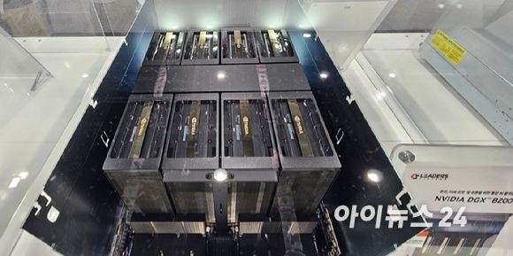 TSMC 대만 12팹 내부에서 직원들이 제품을 생산하는 모습. [사진=TSMC]