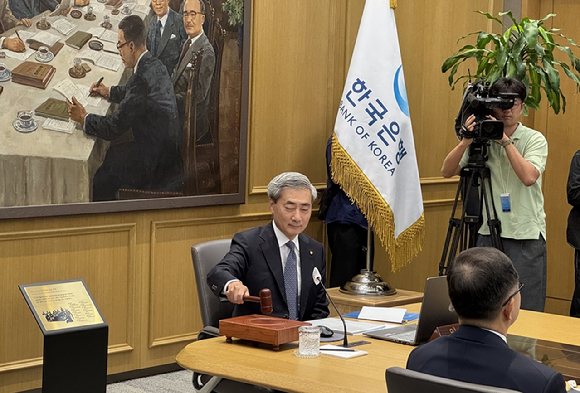 신현송 한국은행 총재가 28일 오전 서울 중구 한국은행에서 열린 금융통화위원회에서 본회의를 주재하고 있다. [사진=임우섭 기자]