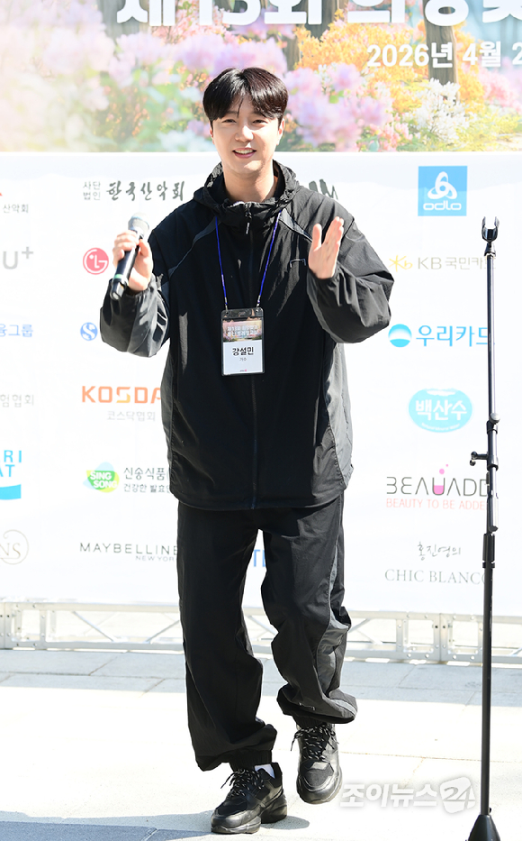 트로트 가수 강설민이 25일 서울 강북구 우이동 만남의 광장에서 열린 산악인 오은선 대장과 함께하는 '제13회 희망찾기 등산&middot;트레킹 교실' 개막식에 홍보대사로 참석해 '나의 누나야'를 열창하고 있다. [사진=정소희 기자]