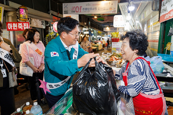 지난해 9월, 박강수 마포구청장이 추석을 맞아 아현시장에 방문해 상인을 격려하고 있다. [사진=마포구청]