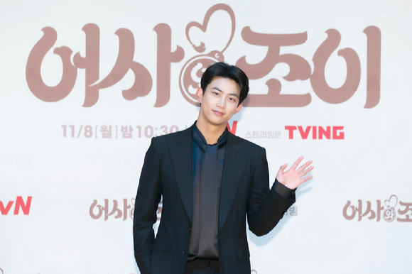 배우 옥택연이 3일 오후 tvN 15주년 특별기획 월화드라마 '어사와 조이' 온라인 제작발표회에서 포즈를 취하고 있다. [사진=tvN]