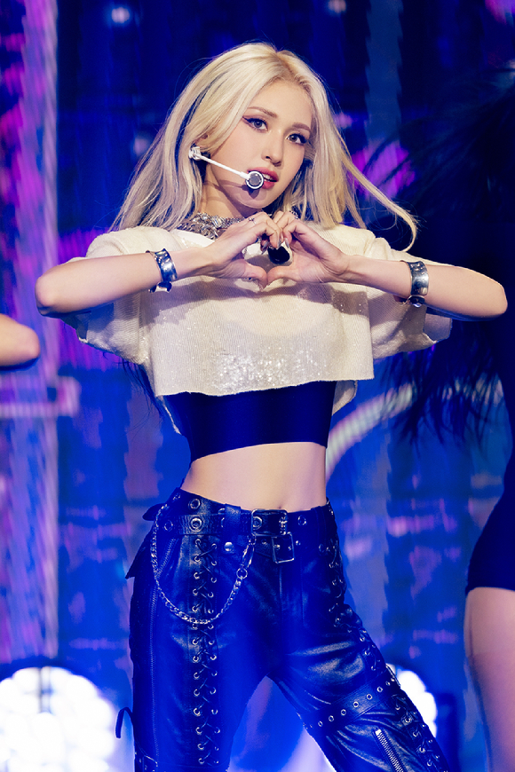 가수 전소미가 29일 온라인으로 진행된 첫 번째 정규 앨범 'XOXO' 발매 기념 쇼케이스에 참석해 멋진 공연을 펼치고 있다. [사진=더블랙레이블]