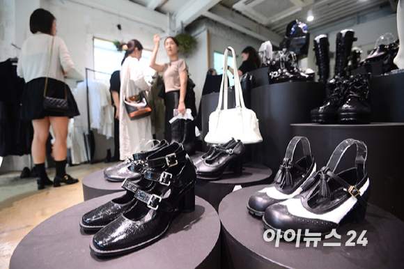 유니크한 무드로 패션 피플들에게 사랑 받는 디자이너브랜드 아크로밧(Acrobat)이 29일 북촌 플래그십 스토어를 오픈했다. 방문객들이 상품을 둘러보고 있다. [사진=정소희 기자]