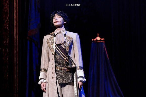NCT 도영이 뮤지컬 '웃는 남자'에서 열연하고 있다. [사진=SM엔터테인먼트]