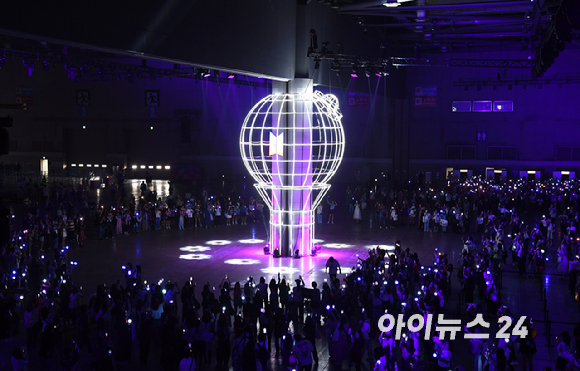 방탄소년단(BTS)과 아미(ARMY, 팬덤명)의 특별한 축제 'BTS FESTA'가 13일 경기도 고양시 킨텍스에서 진행되고 있다. [사진=문수지 기자]