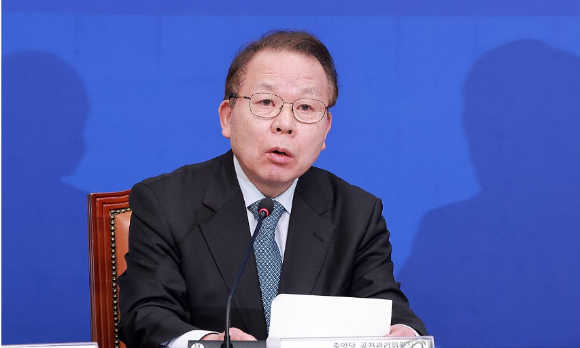 더불어민주당 김이수 중앙당 공천관리위원장이 지난 4일 국회에서 열린 중앙당 및 시&middot;도당 공관위원장 연석회의에 참석해 발언하고 있다. [사진=연합뉴스]