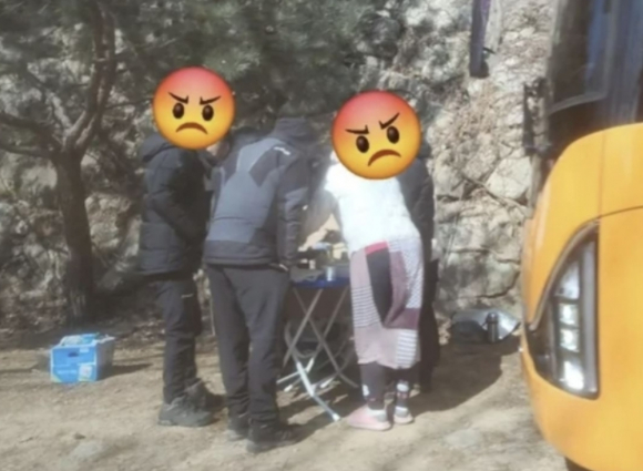 노상방뇨하는 산악회 회원 모습. [사진=온라인 커뮤니티]