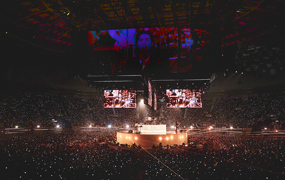 밴드 데이식스(성진 영케이 원필 도운)가 18일 서울 송파구 올림픽 공원 KSPO DOME에서 열린 세 번째 월드 투어 '포에버 영 피날레 인 서울'에서 무대를 선보이고 있다. [사진=JYP엔터테인먼트]