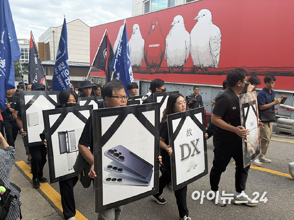 삼성전자 노동조합 동행 조합원들이 18일 서울 용산구 한남동 이재용 삼성전자 회장 자택 인근에서 집회를 열고 있다. [사진=권서아 기자]