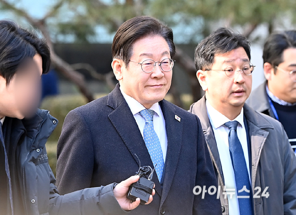 이재명 더불어민주당 대표가 26일 서울고등법원에서 열린 공직선거법 위반 혐의 사건 2심 5차 공판을 마친 뒤 법원을 나서고 있다. [사진=곽영래 기자]