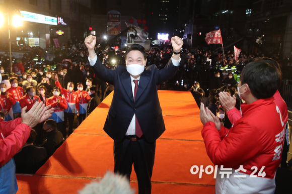 제20대 대통령으로 당선이 확정된 윤석열 국민의힘 대선 후보가 10일 새벽 서울 여의도 중앙당사에서 지지자들을 향해 인사를 하고 있다. [사진=김성진 기자]