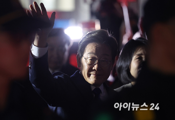 이재명 더불어민주당 대통령 후보가 당선이 확실시된 가운데 4일 서울 여의도 더불어민주당 당사에 들어서며 손을 흔들고 있다. [사진=곽영래 기자]