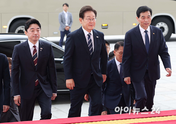이재명 대통령이 26일 서울 여의도 국회에서 열린 추가경정예산안 시정연설을 위해 본관으로 들어서고 있다. [사진=국회사진기자단]