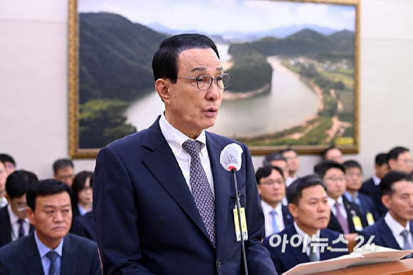 노동진 수산업협동조합중앙회장이 27일 서울 여의도 국회에서 열린 농림축산식품해양수산위원회의 수협중앙회 등에 대한 국정감사에서 업무보고를 하고 있다. [사진=곽영래 기자]