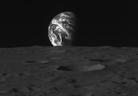 다누리가 지난해 12월 24일 상공 124km에서 촬영한 지구와 달. [사진=항우연]