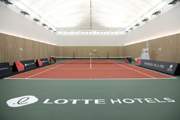 롯데호텔 월드의 실내 테니스코트. [사진=롯데호텔앤리조트]