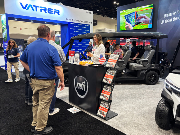 관람객들이 대동모빌리티의 프리미엄 리무진 골프카트에 직접 탑승해 편의 기능을 체험하고 있다. [사진=대동]