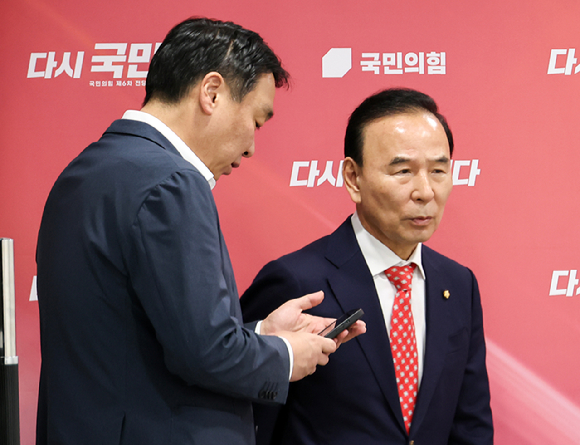 국민의힘 박덕흠 공천관리위원장(오른쪽)과 부위원장인 정희용 사무총장이 26일 서울 여의도 당사에서 열린 6&middot;3 지방선거 대구시장 후보 확정을 위한 회의를 열기에 앞서 얘기를 나누고 있다. 2026.4.26 [사진=연합뉴스]
