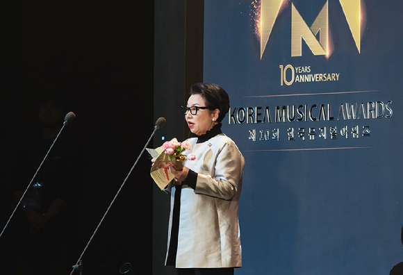 지난 19일 CJ문화재단이 세종문화회관 대극장에서 열린 '제10회 한국뮤지컬어워즈'에서 공로상을 수상한 가운데 민희경 CJ사회공헌추진단장이 소감을 말하고 있다. [사진=한국뮤지컬어워즈협회]