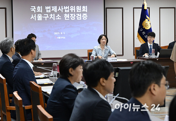 추미애 국회 법제사법위원회 위원장이 1일 경기도 의왕시 서울구치소에서 열린 현장검증에서 모두발언을 하고 있다. 이날 법사위는 윤석열 전 대통령 수감 중 특혜 제공 여부를 확인하고 특검 출석 요구 당시 윤 전 대통령이 옷을 벗고 버티는 과정이 있었는지 여부를 CCTV 등 영상기록 열람을 통해 확인할 예정이다. [사진=국회사진기자단]