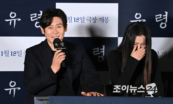 배우 설경구가 11일 오후 서울 용산 CGV아이파크몰에서 열린 영화 '유령' 언론시사회에 참석해 인사말을 하고 있다.