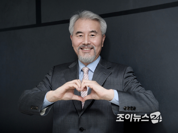 성악가로 독창회를 앞두고 있는 김인원 변호사가 서울 종로구 적선동에 위치한 법무법인 대륜 사무실에서 조이뉴스24와의 인터뷰에 앞서 포즈를 취하고 있다. [사진=정소희 기자]