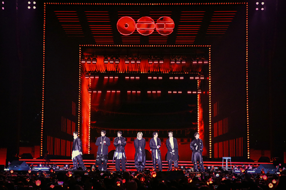 방탄소년단이 21일 서울 종로구 광화문 광장에서 컴백 라이브쇼 'BTS 컴백 라이브: ARIANG'을 개최하고 무대를 선보이고 있다. [사진=빅히트뮤직, 넷플릭스]