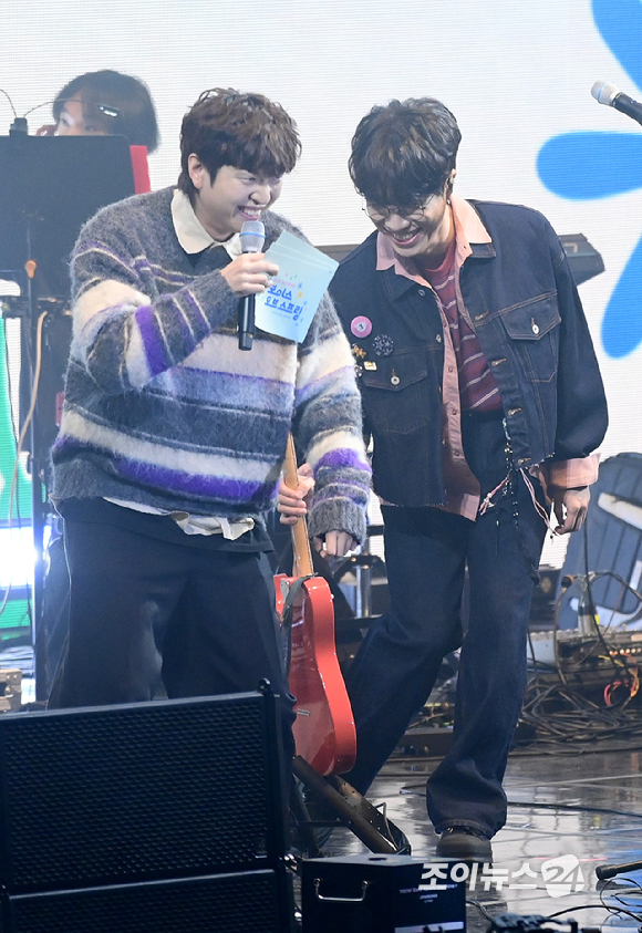 방송인 유재필이 21일 오후 서울 송파구 잠실학생체육관에서 열린 '2026 JOY콘서트 - 보이스 오브 스프링(Voice of spring)'에서 MC로 참석해 밴드 무대 준비 시간에 자신의 노래 '인싸되는 법'을 열창하며 관객들을 즐겁게 하고 있다. [사진=정소희 기자]