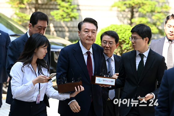 12·3 비상계엄 사태와 관련해 내란 우두머리 혐의 등으로 기소된 윤석열 전 대통령이 12일 서울 서초구 서울중앙지방법원으로 출석하고 있다. [사진=사진공동취재단]