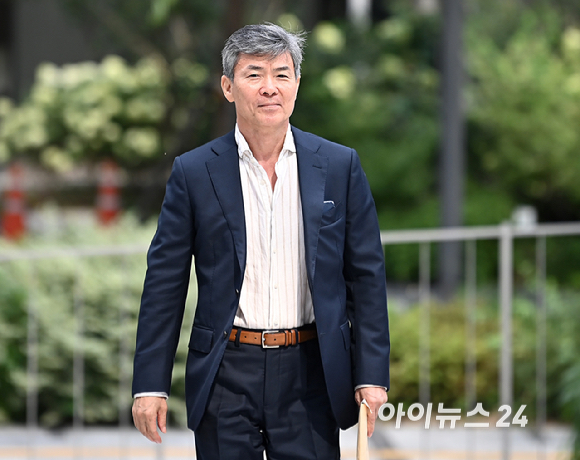 '도이치모터스 주가조작' 사건의 공범에게 재판 형량을 줄여달라는 청탁을 받은 혐의를 받는 이종호 전 블랙펄인베스트 대표가 30일 서울 종로구 김건희 특검팀(특별검사 민중기)에 출석하고 있다. [사진=곽영래 기자]