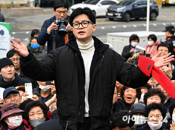 한동훈 국민의힘 비상대책위원장이 12일 서울 영등포구 타임스퀘어를 방문해 시민들과 인사를 나누고 있다. [사진=곽영래 기자]