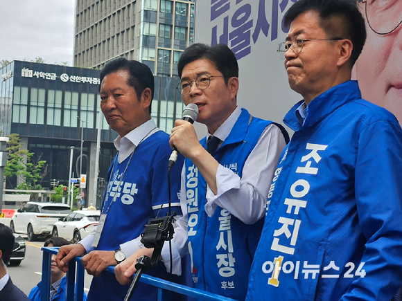 26일 서울 여의도역에서 정청래(왼쪽부터) 더불어민주당 대표, 정원오 서울시장 후보, 조유진 영등포구청장 후보가 유세를 하고 있다. [사진=홍성효 기자]