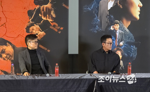 강제규 감독과 하정우가 영화 '쉬리' 4K 리마스터링 버전 GV에서 대화를 나누고 있다. [사진=조이뉴스24 DB]