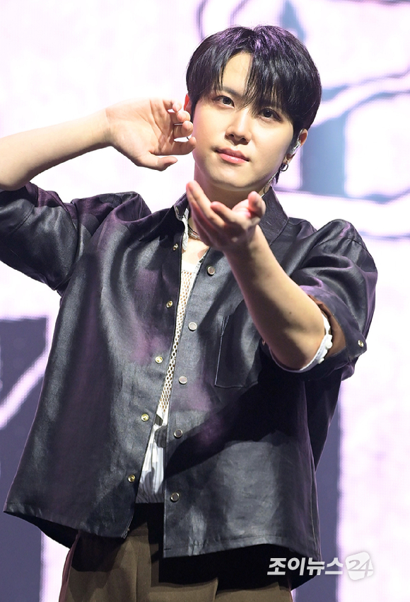 그룹 위아이 김동한이 29일 오후 서울 광진구 예스24라이브홀에서 열린 위아이(WEi) 여덟 번째 미니앨범 '원더랜드' 발매 기념 쇼케이스에 참석하고 있다. [사진=정소희 기자]