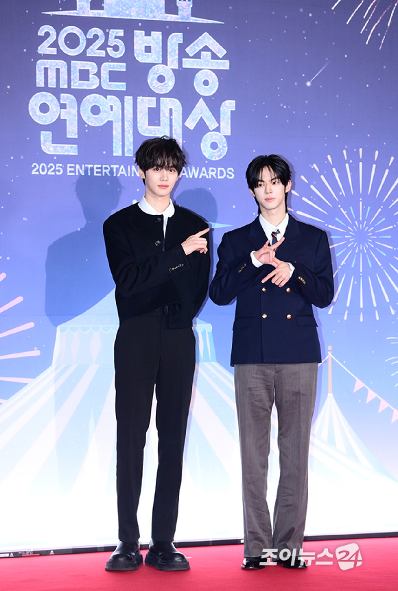 '쇼! 음악중심' 제로베이스원 김규빈과 투어스 도훈이 29일 오후 서울 마포구 MBC 사옥에서 열린 '2025 MBC 방송연예대상' 포토월 행사에 참석하고 있다. [사진=정소희 기자]
