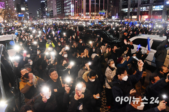 8일 오후 서울 광화문 청계광장에서 열린 이재명 더불어민주당 대선 후보의 '국민의 꿈이 이재명의 꿈입니다' 서울 집중 유세에서 시민들이 이 후보를 지지하고 있다. [사진=국회사진취재단]