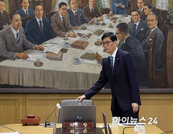 이창용 한국은행 총재가 17일 서울 중구 한국은행에서 열린 금융통화위원회 통화정책방향 회의를 주재하고 있다. [사진=사진공동취재단]