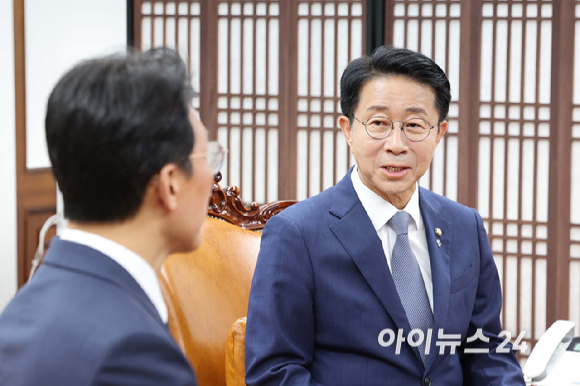 김민석 국무총리가 10일 서울 여의도 국회를 찾아 조정식 국회의장을 예방하고 있다. [사진=곽영래 기자]